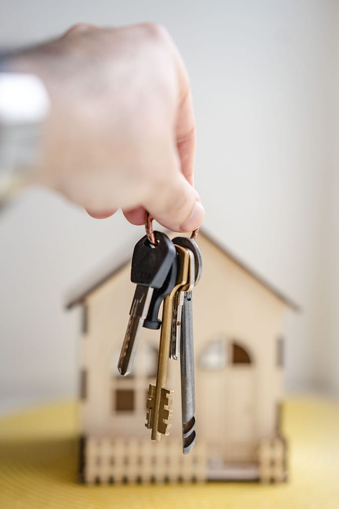un homme donne des clefs à un propriétaire de maison
